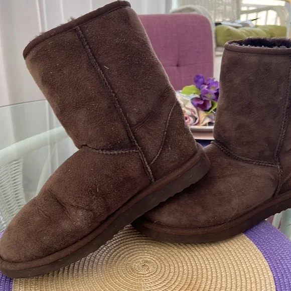 Pair of UGG boots with cleaning set—great condition - Picture 2 of 7